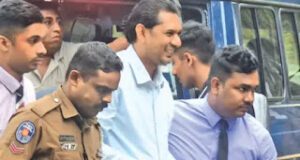 News Room : සුගීෂ්වර එනවා… හිනාවෙනවා… ආපහු යනවා! ~