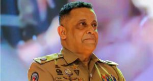 News Room : ASP ඕලුගලගේ ඔත්තුකරු මරන්න ව්යාජ පොලිස් ජීප් එකක් හදලා… හිස ඕලුගලගේ ගෙදර අසල දමන්න හදපු හැටි මෙන්න ~
