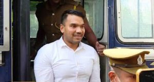News Room : බන්ධනාගාරයේ සිටි පාර්ලිමේන්තු මන්ත්රී නාමල් රාජපක්ෂ කොළඹ ප්රධාන මහේස්ත්රාත් අධිකරණය වෙත රැගෙන එයි! ~