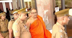 News Room : ඥානසාර හිමිගේ වසර 06 ක සිර දඬුවමේ ඉතිරි කාලසීමාව ක්රියාත්මක කිරීමට නියෝග.. ඥානසාර හිමි බන්ධනාගාරයට.. ~