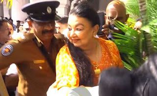 News Room : ශිරන්ති රාජපක්ෂ අල්ලන්න නිලධාරි පිරිසක් නිවසට! ~