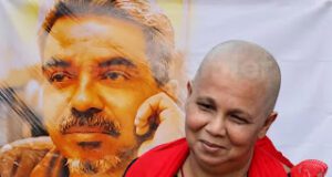 News Room : ‘තෝ ගිහින් හිඟාකාපන්.. උඹේ මිනිහා කොටියෙක්..’ කියා ඥානසාර හිමි එදා මට අධිකරණයේදී බැන්නා – සන්ධ්යා එක්නැලිගොඩ ~