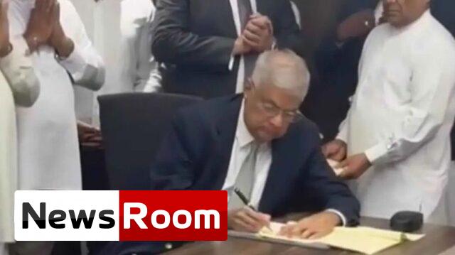 News-Room-ජනපති-රනිල්-නාමයෝජනා-පත්x200dරයට-අත්සන්-තබයි.jpg