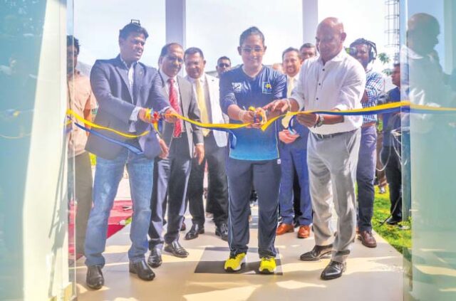 News-Room-ප්x200dරේමදාස-ක්x200dරීඩාංගණ-පරිශ්x200dරයේ-පිහිනුම්-තටාකය-ක්x200dරීඩක-අයිතියට.jpg