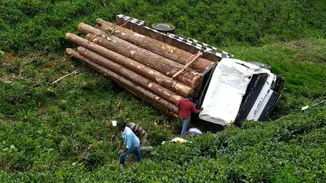 News-Room-දැව-ලොරියක්-පල්ලමකට-පෙරලේ.jpg