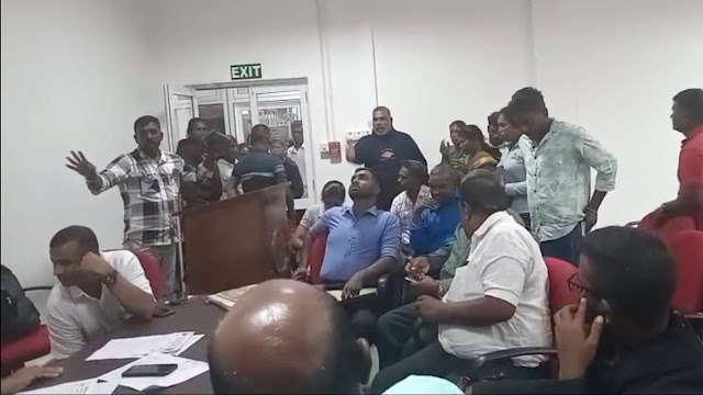 News-Room-සේවකයන්-පx200d්x200dරධානියාගේ-කාමරයට-කඩා-පනිති.jpg