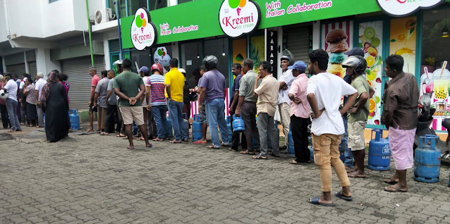 News-Room-ගැස්-ලොරි-ඇවිත්-ගෑස්-ගන්න-දිග-පෝලිම්.png