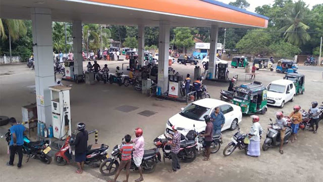 News-Room-QR-එකට-බිය-වී-තෙල්-පෝලිම්.jpg