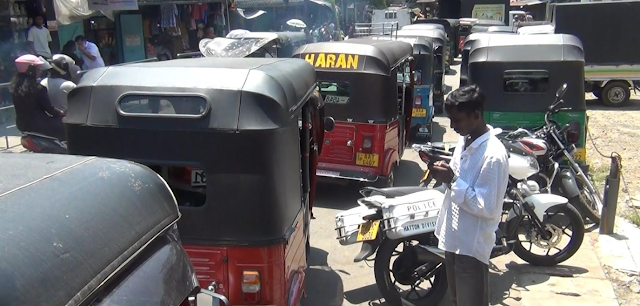 News-Room-තx200d්x200dරිවිල්-අයියලා-දීර්ඝ-තෙල්-පෝලිම්වලට-බහී.png