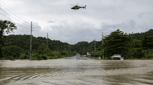 News Room : Hurricane Ernesto heads for Bermuda after causing