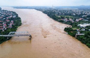 News Room : Cars plunge into river as super typhoon destroys Vietnam bridge