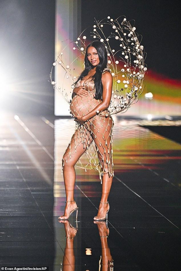 News Room : Jasmine Tookes opens the 2025 Victoria's Secret