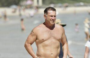 News Room : Karl Stefanovic shows off his incredible weight loss as he enjoys a swim at Noosa beach with his brother Peter and sister-in-law Sylvia Jeffreys – one year after THAT ‘dad bod’ beach photo confession
