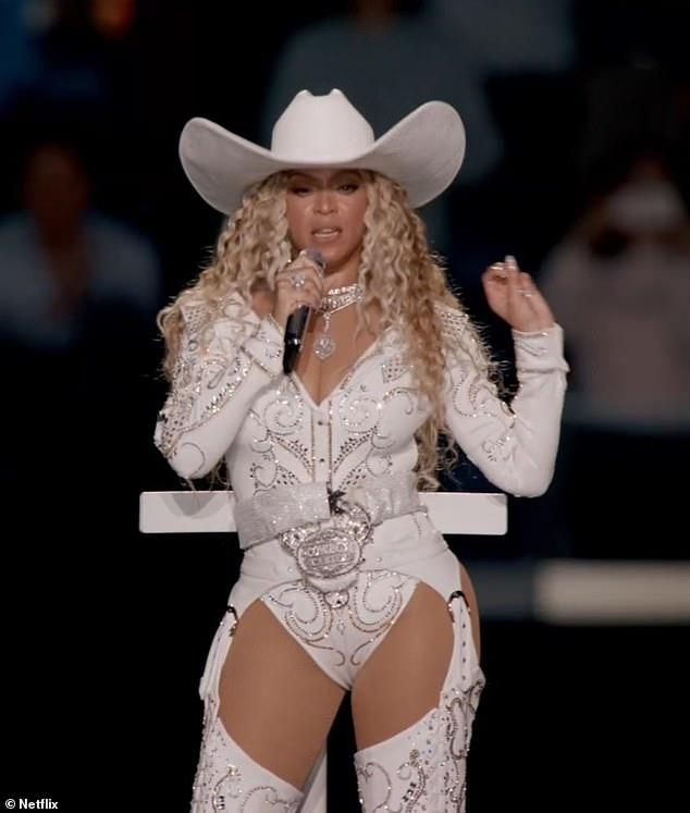 News Room : Lainey Wilson accused of copying Beyonce's Christmas