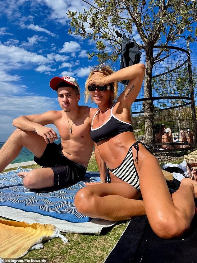 News Room : Pip Edwards flaunts her very toned abs