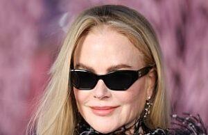 News Room : Nicole Kidman reveals her wig again at the Chanel show after rocking her stunning natural curls in Australia