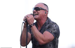 News Room : Shannon Noll doesn’t look like this anymore! Australian Idol star shows off freshly shorn head as he entertains A-League fans in Newcastle