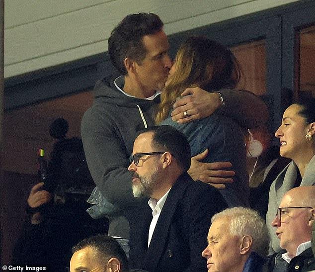 News Room : Blake Lively plants passionate kiss on Ryan
