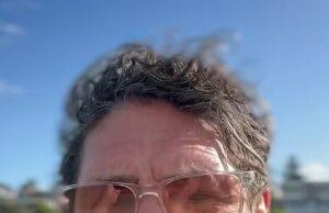 News Room : Furious Colin Fassnidge goes on wild expletive rant after he is criticised for his ‘greasy hair’