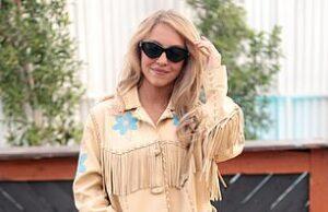 News Room : Sydney Sweeney sits on boyfriend Scooter Braun’s shoulders as couple cozy up at Stagecoach festival