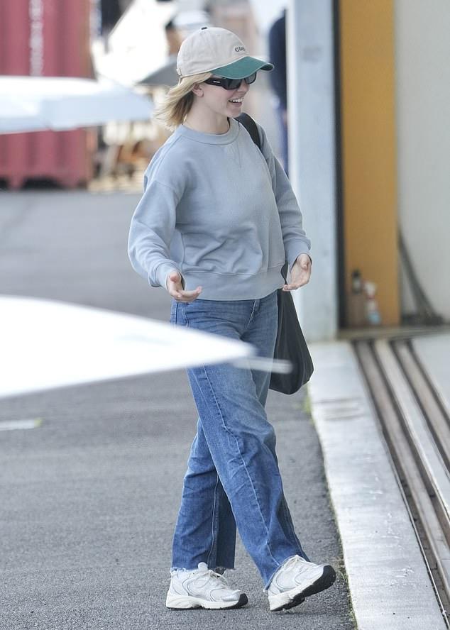 News Room : Hollywood star goes incognito as she touches