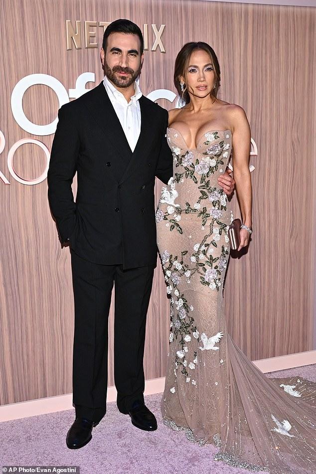 News Room : Jennifer Lopez nearly busts out of strapless