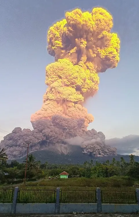 News Room : Indonesia issues highest alert as volcano erupts