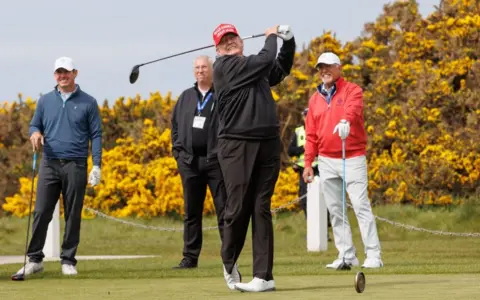 News Room : Tee time with Trump – striking balls