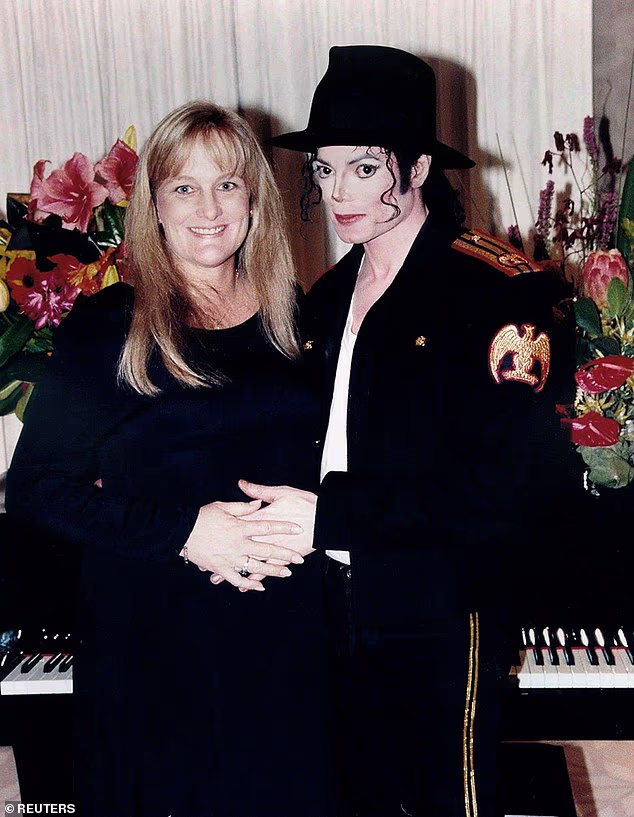 News Room : Michael Jackson's ex Debbie Rowe is unrecognizable