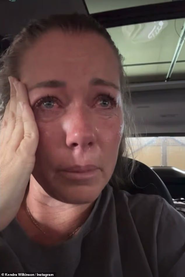 News Room : Kendra Wilkinson breaks down in tears after