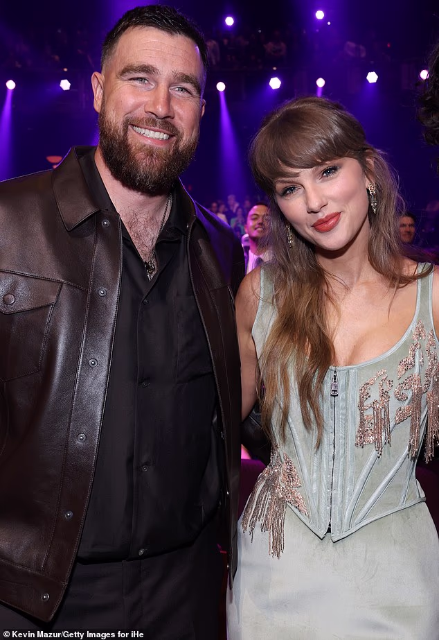 News Room : Taylor Swift aide orders workers to tear