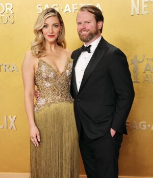 News Room The Bear star Abby Elliott files for