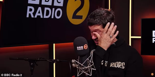 News Room : Vernon Kay breaks down in tears as