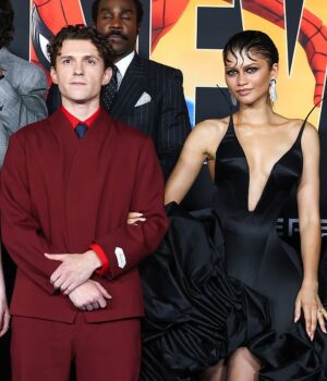 News Room Zendaya thrills in a plunging black gown